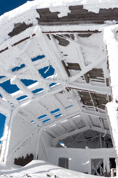 Ruined snowy building — Stock Photo, Image