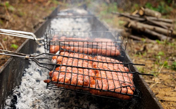 Salchichas a la parrilla. Barbacoa de verano — Foto de Stock