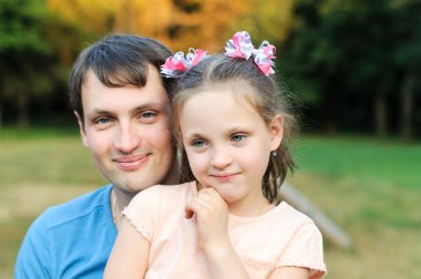 Baba ile kızı parkta