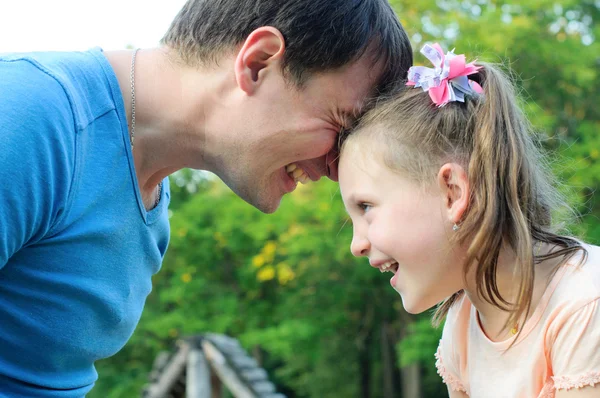 Батько з дочкою розважається в парку — стокове фото