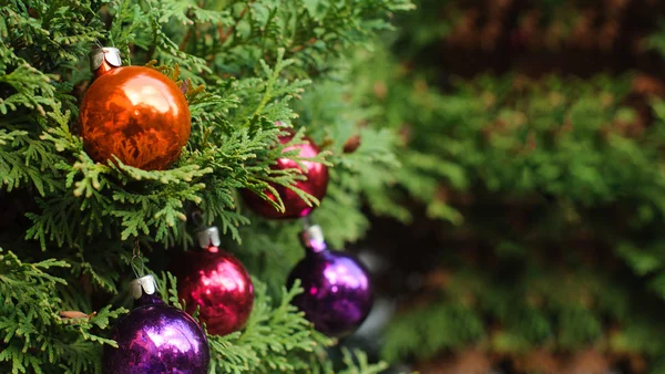 Glimmende ballen in de kerstboom. Vakantie achtergrond — Stockfoto