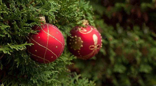 Pelotas rojas brillantes en el árbol de Navidad. Fondo de vacaciones — Foto de Stock