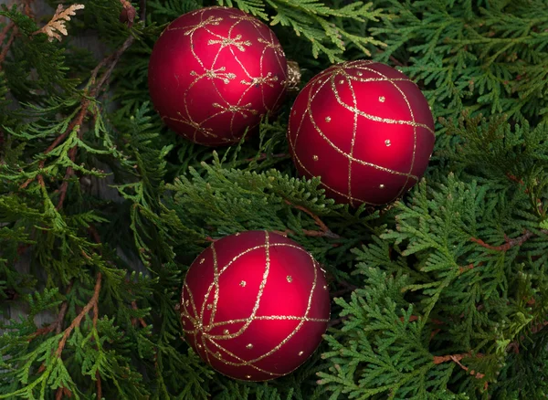 Juldekoration. Röda bollar på träbord — Stockfoto