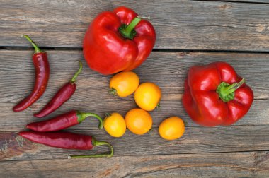 Tahta masada taze sebzeler.