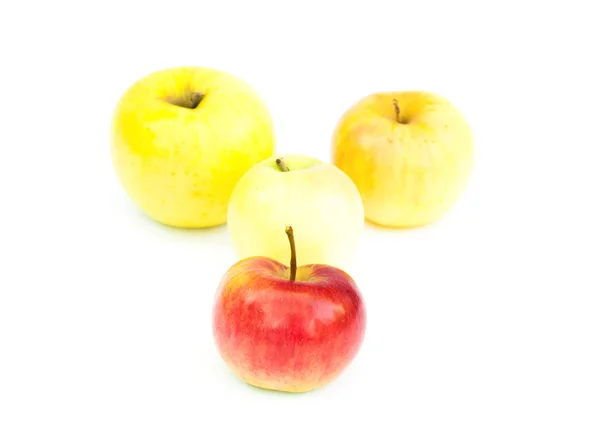 Uma maçã vermelha na frente de maçãs amarelas de grupo — Fotografia de Stock