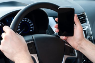 adam telefonu arabada kullanır.