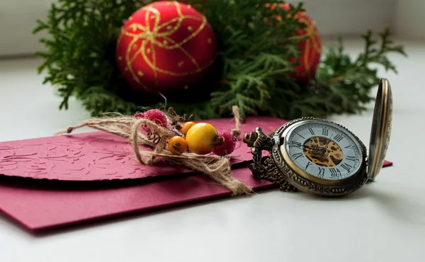 Noël, boules de Noël et horloge. Lettre — Photo