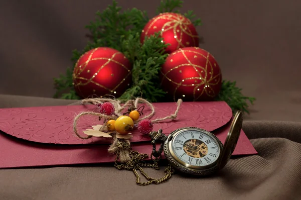 Kerstmis, kerstballen en klok. Brief — Stockfoto