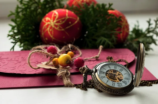 Juletid, julgranskulor och klocka. Brev — Stockfoto