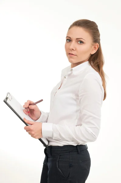 Junge Frau im weißen Hemd hält Büropapiere in der Hand — Stockfoto