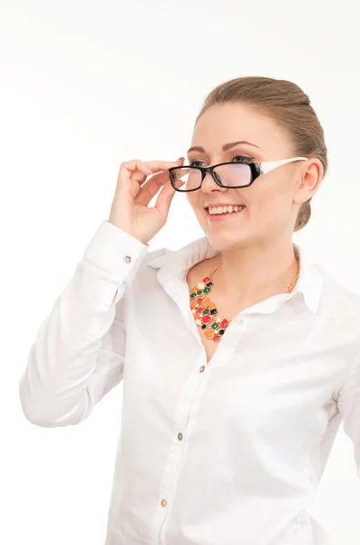 Junge Frau in weißem Hemd und Brille vor weißem Hintergrund — Stockfoto