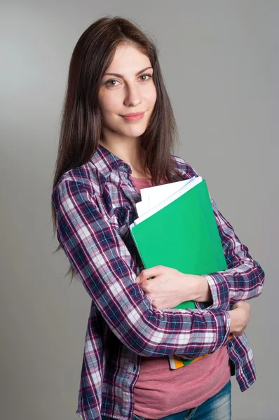 Mujer joven (chica adolescente) con libros. Fondo gris —  Fotos de Stock