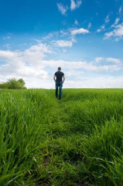 Adam arka uzun ülke yol üzerinde
