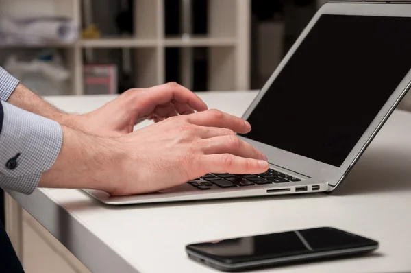 Las manos del hombre escribiendo en el portátil. Navegación por Internet — Foto de Stock