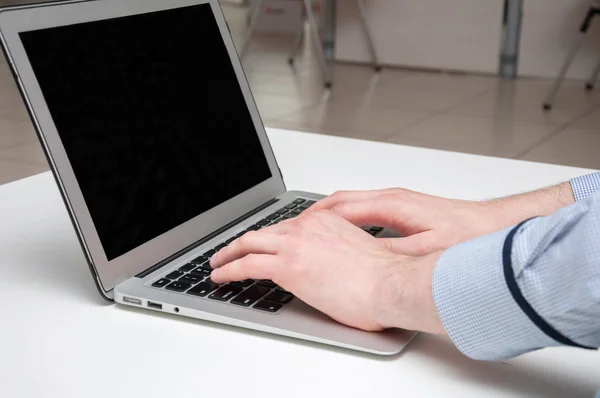 Les mains de l'homme tapant sur l'ordinateur portable. Surfer sur Internet. Code de programmation — Photo