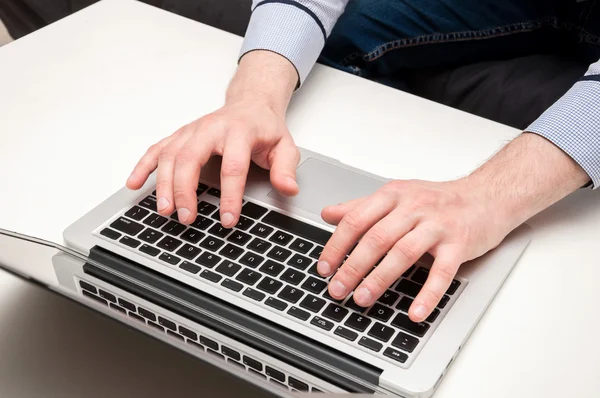 Die Hände des Mannes tippen am Laptop. Internetsurfen. Programmiercode — Stockfoto