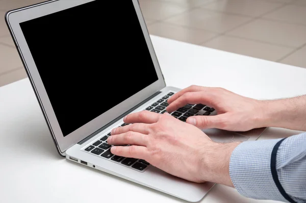 Ręce człowieka pisania na laptopa. Internet surfing. Programowanie kodu — Zdjęcie stockowe