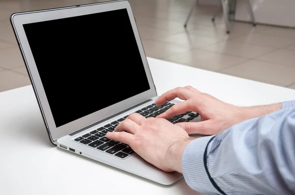 Las manos del hombre escribiendo en el portátil. Navegación por Internet. Código de programación — Foto de Stock
