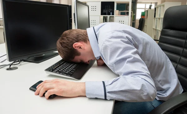 Joven hombre guapo hablando sobre un teclado — Foto de Stock