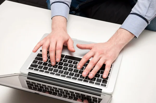 Las manos del hombre escribiendo en el portátil. Navegación por Internet. Código de programación — Foto de Stock