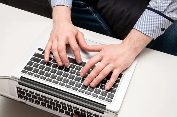 Las manos del hombre escribiendo en el portátil. Navegación por Internet. Código de programación — Foto de Stock