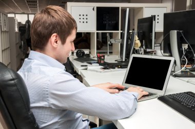 ofiste genç yakışıklı adam. programlama görev üzerinde düşünme