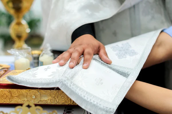 Couple ayant leur cérémonie de mariage à l'église Photo De Stock