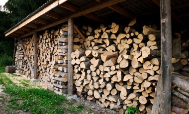 Kışa hazırlanan odun yığını