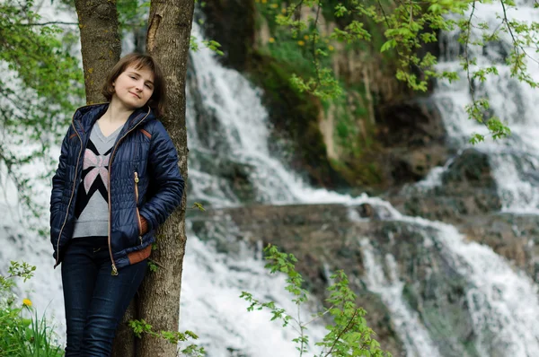 Chica joven de pie cerca de la cascada del bosque. Soñando — Foto de Stock