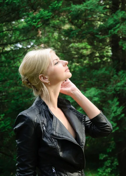 Молодая модная блондинка позирует в парке — стоковое фото