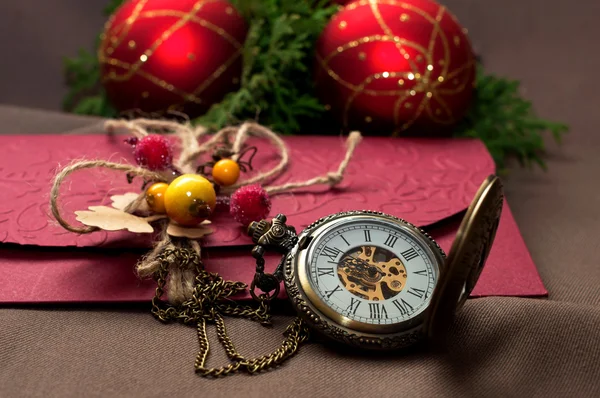Noel zamanı, Noel topları ve saat. Mektup — Stok fotoğraf