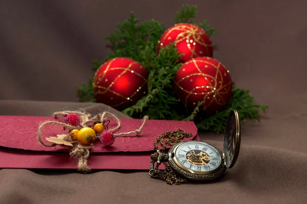 Noël, boules de Noël et horloge. Lettre — Photo