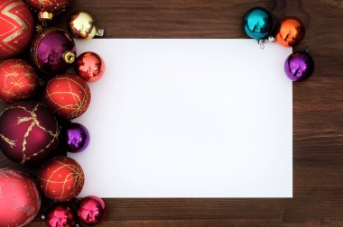 Noel tebrik kartı - Noel topları ahşap yüzeye