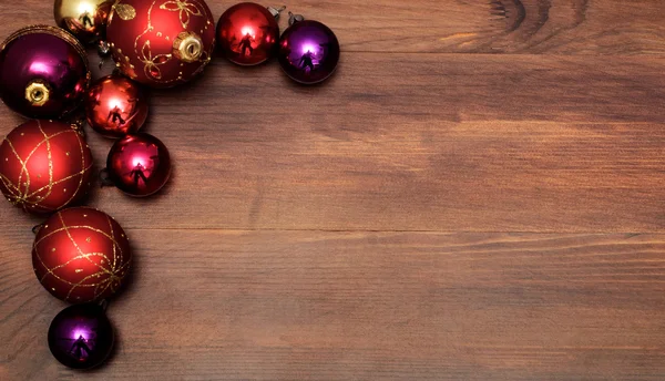 Carte de voeux de Noël - Boules de Noël sur une surface en bois — Photo