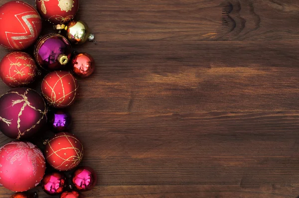 Carte de voeux de Noël - Boules de Noël sur une surface en bois — Photo