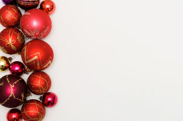 Weihnachtsgrußkarte - Weihnachtskugeln auf weißem Hintergrund — Stockfoto