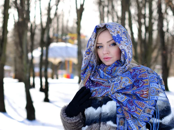 Jeune fille béatifique aux yeux bleus posant à l'extérieur — Photo