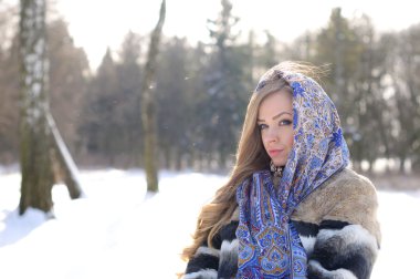 Açık havada poz mavi gözlü genç güzel kız