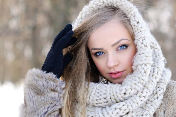 Young beatiful girl with blue eyes posing outdoors — Stock Photo, Image