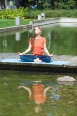 Suyun yanında meditasyon