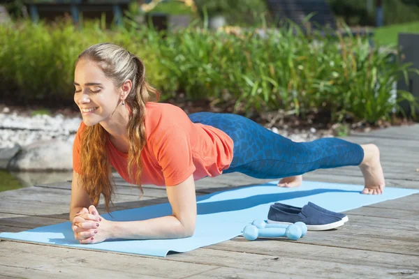 Doing plank outdoors — Stock Photo, Image