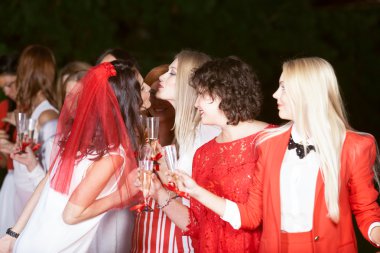 tavuk parti: beyaz ve kırmızı