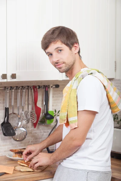 Homme à la cuisine — Photo