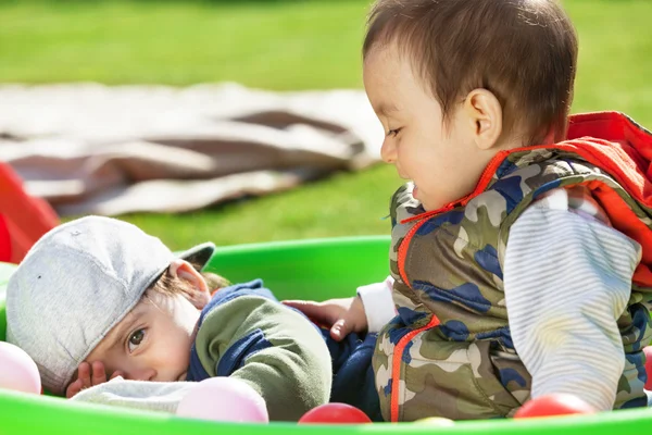 재생 하는 쌍둥이 — 스톡 사진