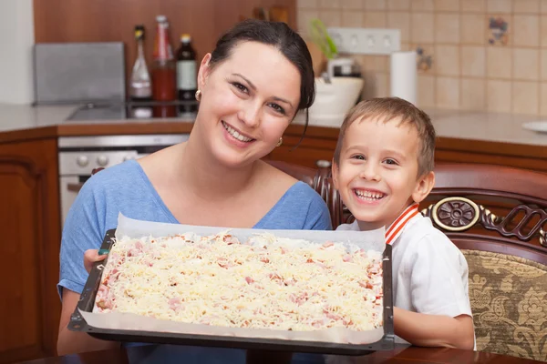 Mother and son making pizza together — Stock Photo, Image