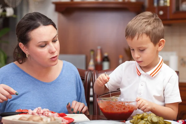 Mother and son making pizza together — Stock Photo, Image