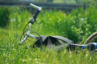 Yeşil çimenlerin üzerinde bisiklet