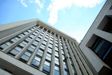 Mavi gökyüzü arka planında büyük bir bina