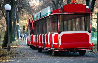 Kırmızı otobüs park