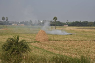 Pirinç pipetleri yanıyor ve etrafından duman akıyor..
